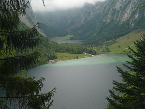 Die Saletalm mit ihrer Bootsanlegestelle, vorne das Südende des Königssees, hinten Obersee