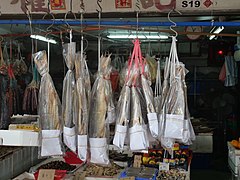 gesalzener Fisch – verpackt – im Laden von Tuen Mun