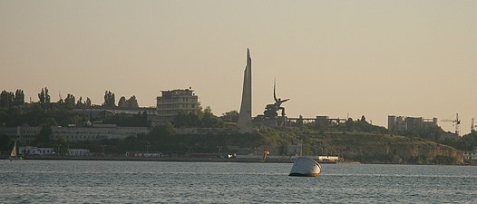 Blick über die Bucht von Sewastopol vom Nordosten Richtung Buchteingang. Zu sehen sind Памятник Примирению und Памятник Солдату и Матросу.