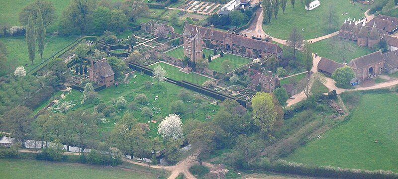 Archivo: Sissinghurst Castle Garden view.jpg aérea