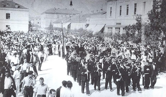 Okupljeni hrvatski narod na dočeku Stjepana Radića u Mostaru 1925. godine
