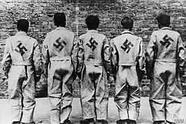 Tyske soldater tatt til fange av opprørere Foto: Imperial War Museum