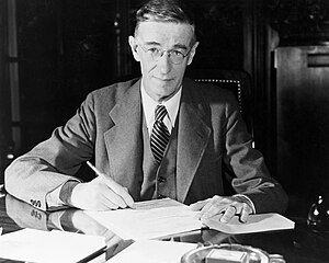 Vannevar Bush seděl u stolu, někdy v letech 1940 až 1944.