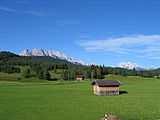 Blick auf das Wettersteingebirge aus dem Zug in der Nähe vom Klais (17. Juli 2004)