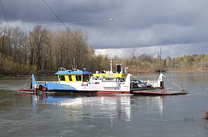 Wheatland Ferry approaching east landing P2326.jpeg