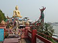 Statue géante de Bouddha doré et bateau-dragon monumental