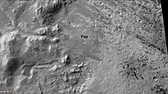 (مریخی پڑتال گر مدار گرد پر لگے ہوئے) سی ٹی ایکس کیمرے سے دیکھے جانے والے رٹچے شہابی گڑھے کے مشرقی حصّہ کے ساتھ پنکھ۔ نوٹ: یہ پچھلی تصویر کی ایک توسیع ہے۔