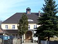 Schulgebäude (mit Uhrturm und seitlichem Anbau), heute Wohnhaus
