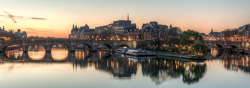 Ile de la Cité bei Sonnenaufgang, vorne der Pont Neuf