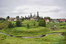 Вид на комплекс деревянных церквей в Нёноксе.jpg