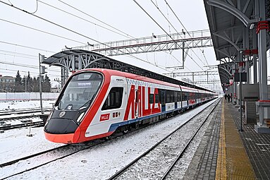 Электропоезд ЭГ2Тв-033 «Иволга 2.0 на станции Подольск в дополненной 11-вагонной составности
