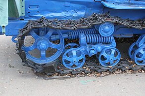 Ходовая часть быстроходного гусеничного трактора (опорные катки, поддерживающий каток) ДТ-75.