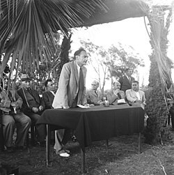 שמעון בז'רנו נואם בטקס הנחת אבן הפינה לבית הספר המקצועי שנקר, 1945