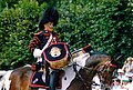 Timbalier de l'Escorte royale à cheval de la gendarmerie belge défilant le jour de la fête nationale du 21 juillet 1989, à Bruxelles.