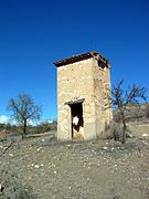 Vista de las ruinas del barrio minero de «La Azufrera» de Libros (Teruel), con detalle del antiguo transformador de la luz, año 2016.