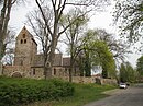 Dorfkirche mit Kirchhofsmauer und Portalen