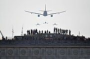 A330MRTT survolant l'Arc de triomphe de l'Étoile lors du défilé aérien 2018.
