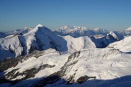 Fernsicht im Hochgebirge vom Mönch zu den Walliser Alpen in etwa 70 km Entfernung