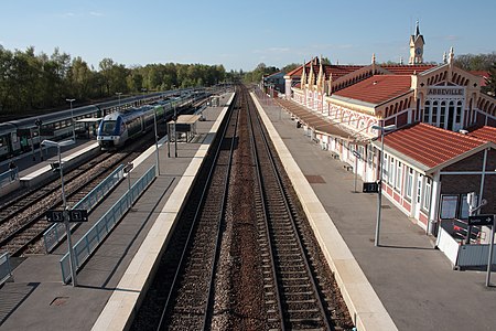 Vue générale de la gare d'Abbeville, avec une rame B 82500 et des voitures Corail (2014).