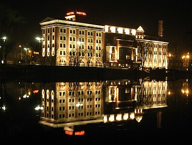 By night, river facade