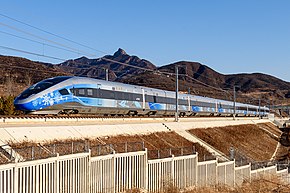 Kereta antarkota Beijing-Zhangjiakou sedang meluncur.