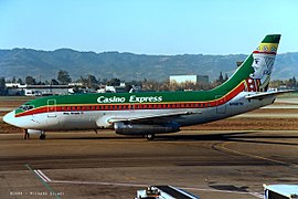 En Boeing 737 fra Casino Express Airlines på San José internasjonale lufthavn i 1994.