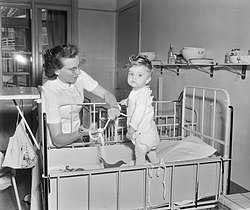 Een baby bij het consultatiebureau in 1954