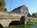 Le vieux pont sur la Nonette et le vieux moulin de Courteuil.