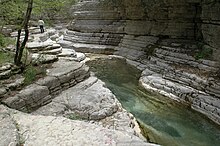 Небольшой бассейн на каменистой поверхности.