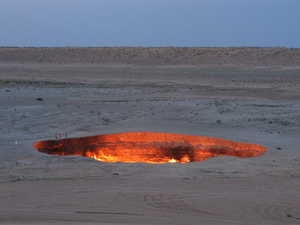 Газовий кратер Дарваза вночі