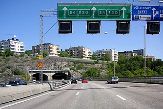 På bron norrut med Fredhällstunneln i fonden, 2008.