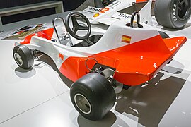 Le premier karting, initialement destiné à sa sœur, avec lequel Fernando Alonso a découvert le pilotage à l'âge de 2 ans en 1983. Ce bolide a été construit par son père, José Luis Alonso, qui s'était inspiré de la livrée des McLaren des années 1980.