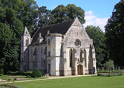 La chapelle romane voûtée d'ogives au XIIIe siècle, avant d'être compartimentée au milieu du XVIe siècle.