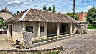 Le lavoir-abreuvoir.