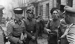 General Heinz Reinefarth w czapce kubance i 3 pulk Kozakow.jpg