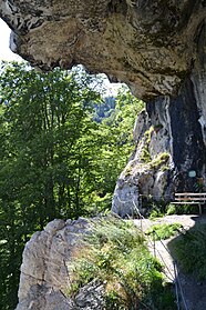 Im Eingangsbereich der Höhle (Bildmitte) sind Reste von Mauerwerk erkennbar (August 2014)