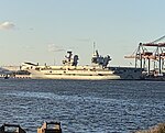 HMS Queen Elizabeth på besök i Göteborgs hamn den 15 oktober 2023.