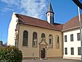 Der Kirchenflügel des Fußgönheimer Schlosses, mit sichtbarem Gruftfenster und Gedenktafel, links neben dem Portal