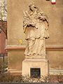 Figura Święty Jan Nepomucen, wykonana w 1794 roku przez Johannesa Nitscha z Opawy, usytuowany na lewo od strony frontowej kościoła ormiańskiego pod wezwaniem Świętej Trójcy.