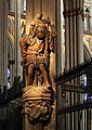 Srednjovjekovna skulptura sv. Kristofora, zaštitnika putnika, dočekuje posjetitelje katedrale.