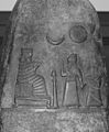 Meli-Shipak sur un kudurru (musée du Louvre) : le roi (au centre) présente sa fille (à droite) à la déesse Nanaya (à gauche sur le trône)