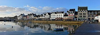 Le front de mer de La Trinité-sur-Mer vu du port (Bretagne). (définition réelle 7 774 × 2 745)