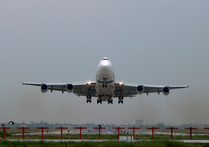 File:Lahore-PIA-747-TakeOff-80375.JPG