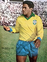 גארינצ'ה במדי נבחרת ברזיל במהלך משחק במונדיאל 1962