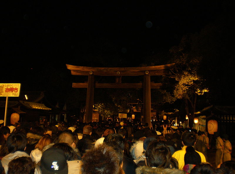 ファイル:Meiji Shrine Sando and Torii New Year Worship.jpg