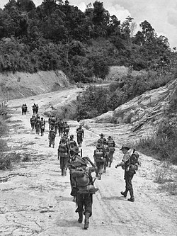 Члены роты B 2-2 пулеметного батальона движутся по дороге в сторону Брунея AWM 109273.jpg