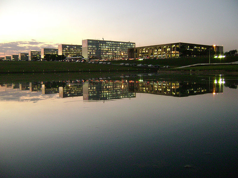 Ficheiro:Ministries Esplanade Brasilia.jpg