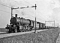 Locomotief NS 4535 (serie 4300 "Austerities", ex-WD 77188) met een trein bestaande uit onderlossers met grind (ballast) voor de baanverzwaring tussen Amsterdam en Utrecht.