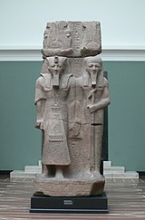 Tatenen-jumala (oikealla) Ramses II:n vieressä.