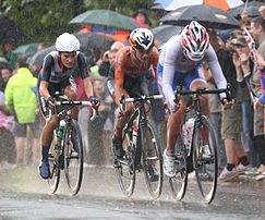 Peloton de tête de la course en ligne féminine de cyclisme sur route aux Jeux olympiques de Londres de 2012, composé d'Olga Zabelinskaïa, de Marianne Vos et d'Elizabeth Armitstead. (définition réelle 4 354 × 3 626)